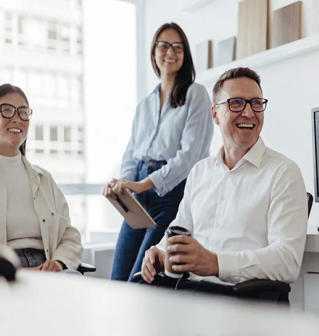 Team im Gespräch bei einem Audit-Meeting im Büro