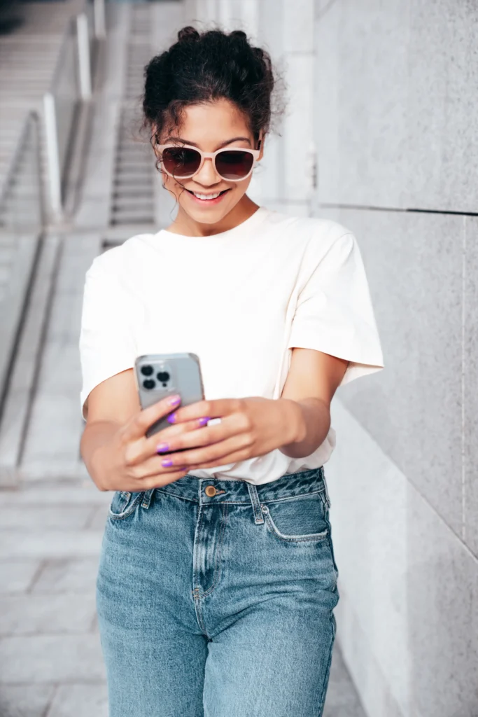 Junge Frau nutzt ihr Smartphone unterwegs
