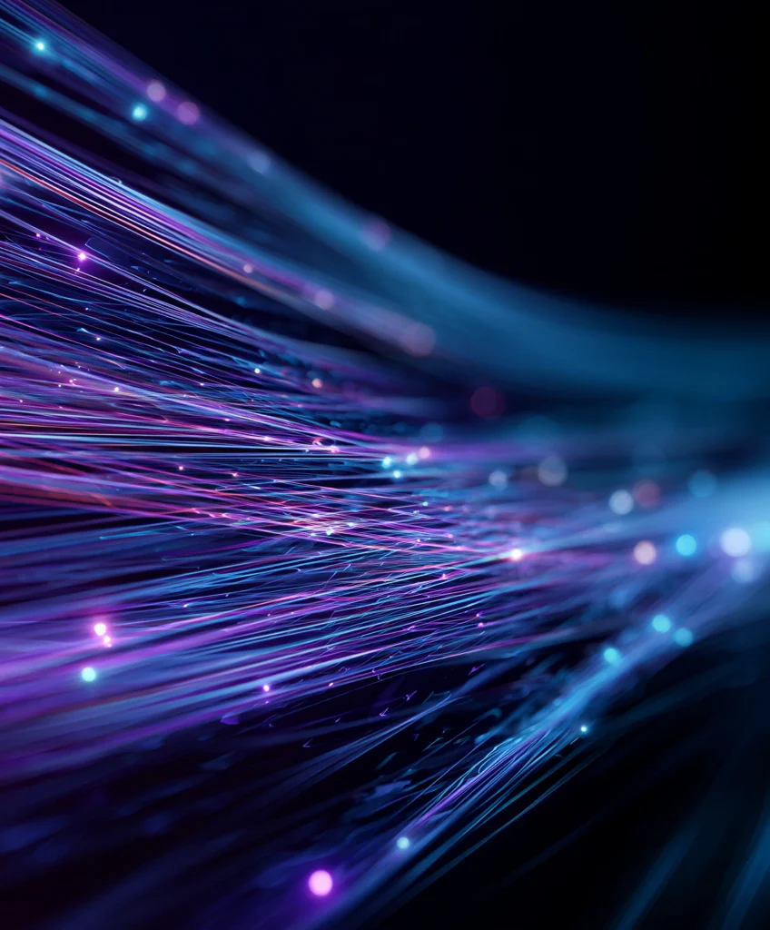 Leuchtende Glasfaserkabel als Symbol für vernetzte Datenarchitektur